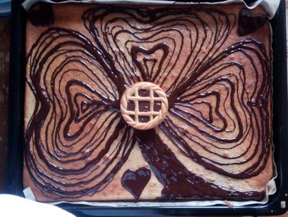 Kuchen verziert mit einem schokoladigen dreiblättrigen Kleeblatt